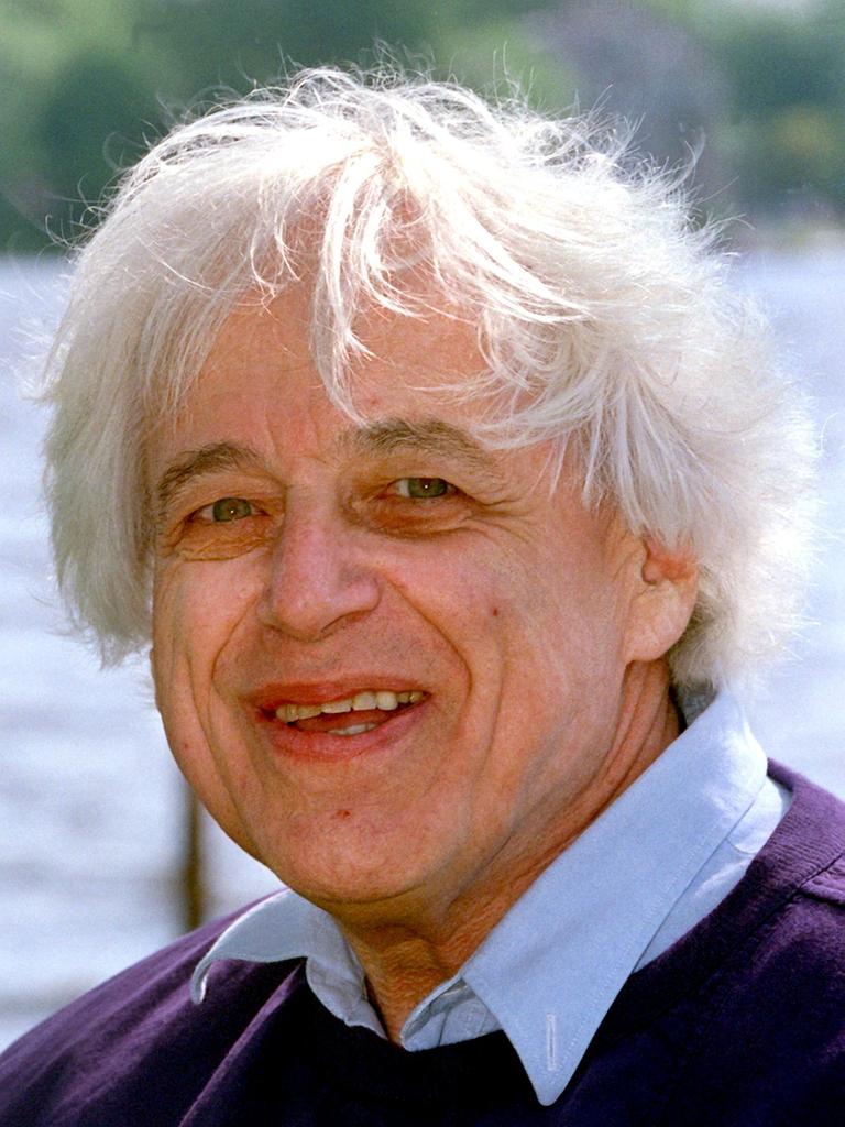 Der Komponist György Ligeti lacht frei heraus in die Kamera, während der Wind seine weißen Haare etwas zerzaust.