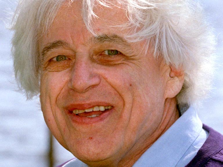 Der Komponist György Ligeti lacht frei heraus in die Kamera, während der Wind seine weißen Haare etwas zerzaust.