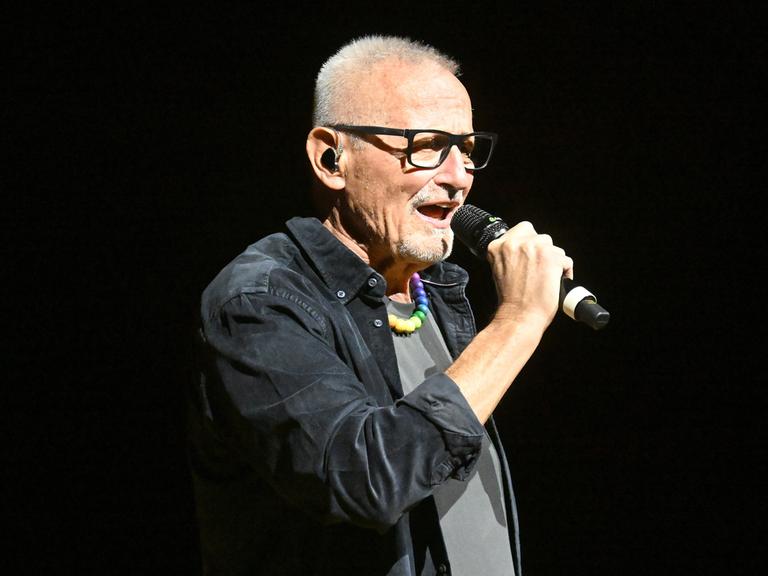 Konstantin Wecker auf der Bühne am 11. Oktober 2025 in Regensburg