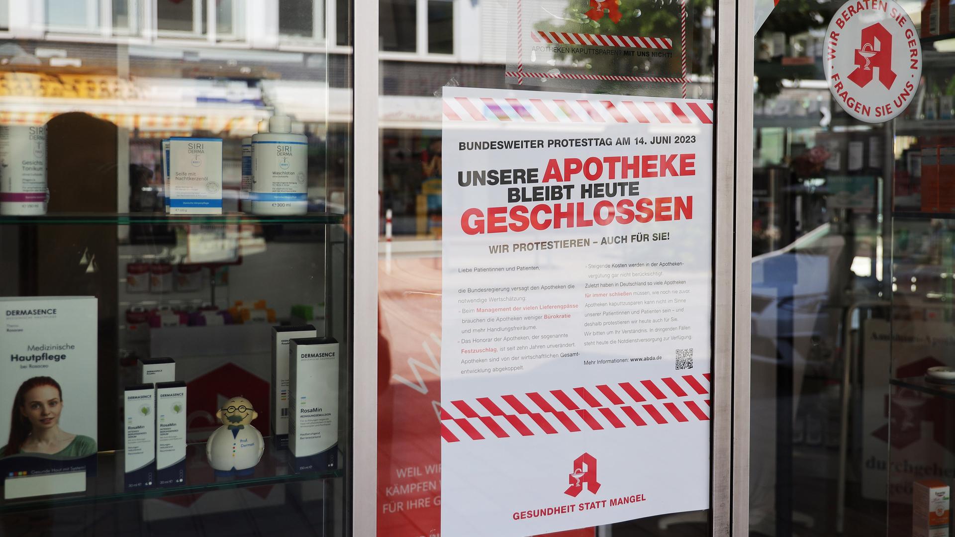 Ein Aushang in einer Apotheke informiert über den Apothekerstreik gegen die Sparpolitik der Regierung. Ein Aushang in einer Apotheke informiert über den Apothekerstreik gegen die Sparpolitik der Regierung.