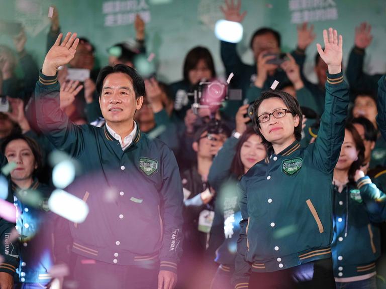 Taiwans neuer Präsident, Lai Ching-te (L), von der regierenden Demokratischen Fortschrittspartei feiert zusammen mit der gewählten Vize-Präsidentin, Hsiao Bi-khim (R), seinen Wahlsieg. Beide winken der Menge zu.