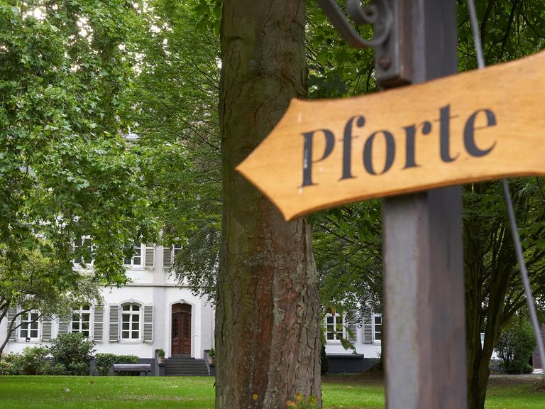 Ein Schild weist den Weg zur Pforte des Gymnasiums Nonnenwerth, einer Privatschule, die auf einer Rheininsel liegt. Acht Prozent der rund 522.000 Schüler in Rheinland-Pfalz besuchen Privatschulen.