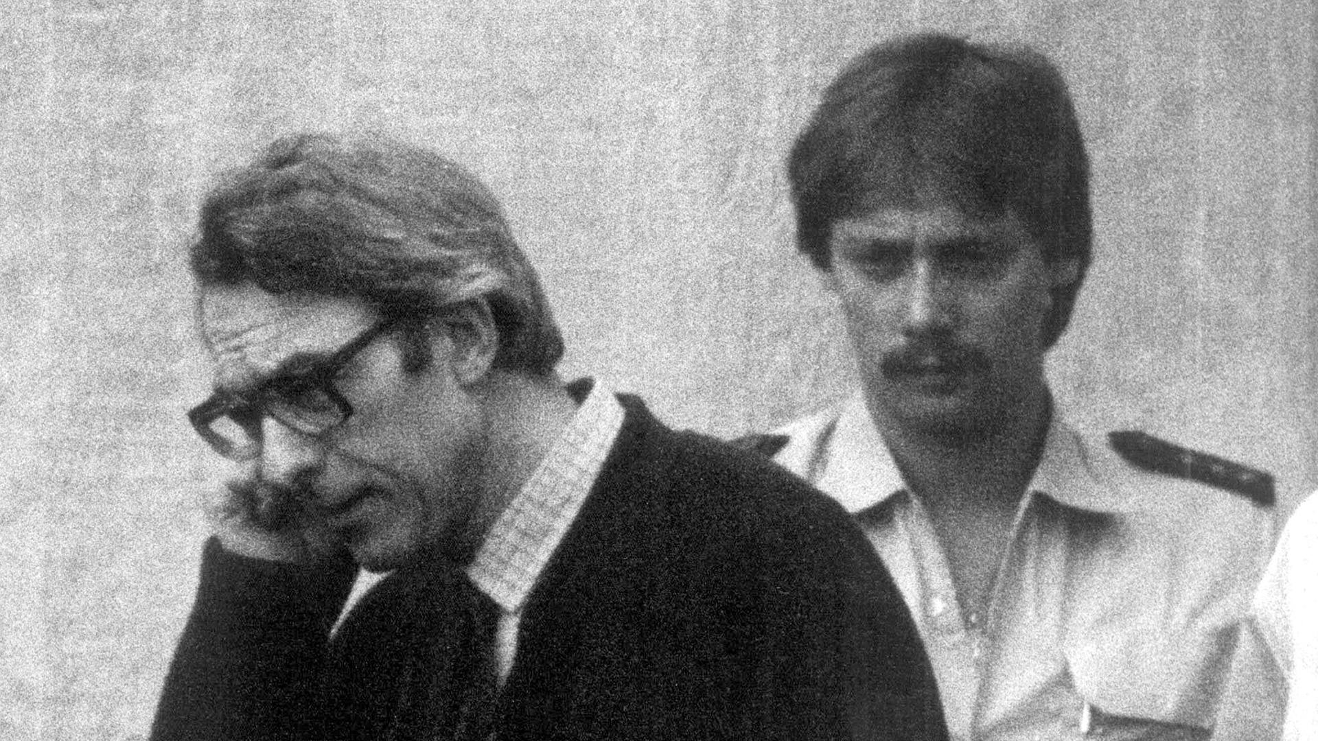 Der ehemalige Rechtsanwalt Manfred Roeder (l) wird am 28.6.1982 in Stuttgart-Stammheim zur Urteilsverkündung geführt: Er wurde als Rädelsführer der rechtsterroristischen "Deutschen Aktionsgruppen" zu 13 Jahren Haft verurteilt.