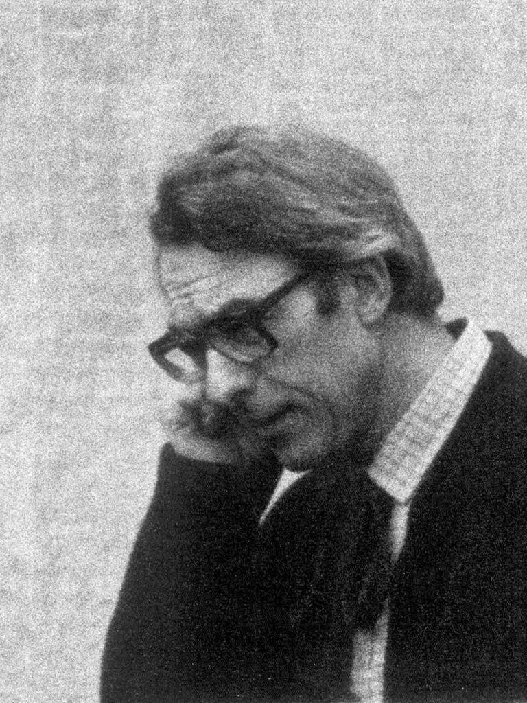 Der ehemalige Rechtsanwalt Manfred Roeder (l) wird am 28.6.1982 in Stuttgart-Stammheim zur Urteilsverkündung geführt: Er wurde als Rädelsführer der rechtsterroristischen "Deutschen Aktionsgruppen" zu 13 Jahren Haft verurteilt.