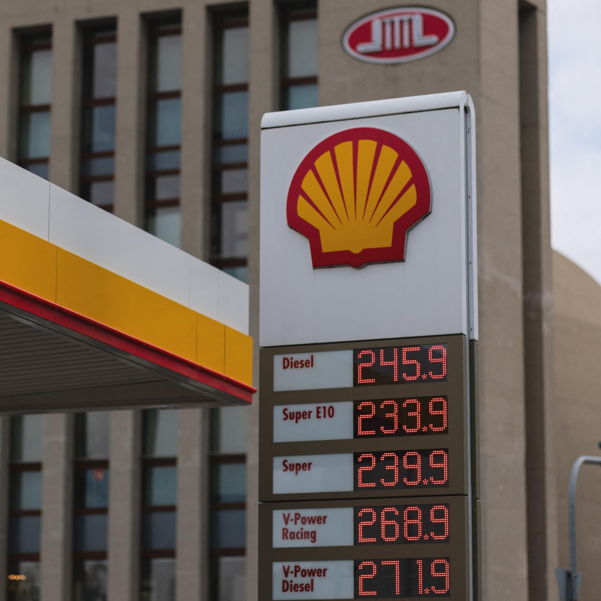 Die aktuellen Kraftstoffpreise werden an der Anzeigetafel einer Tankstelle in Köln angezeigt. 