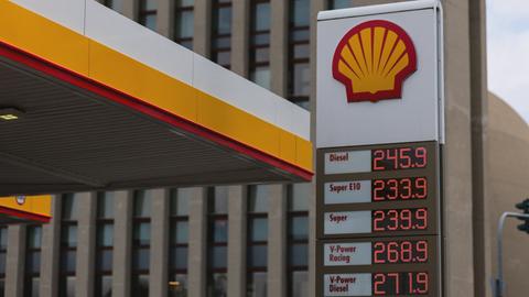 Die Kraftstoffpreise vom Wochenbeginn werden an der Anzeigetafel einer Tankstelle in Köln angezeigt. 