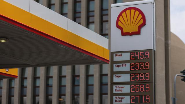 Die aktuellen Sprit-Preise werden an einer Tankstelle in Köln angezeigt. 