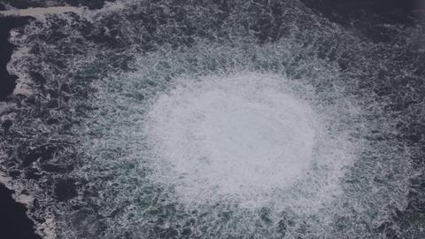 Die Luftaufnahme über der Ostsee zeigt über dem Leck in der Nord-Stream-2-Pipeline, wie Gas austritt, das an der Wasseroberfläche viele Gasblasen wirft.