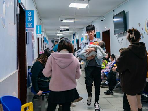 Eltern mit Kindern, die an Atemwegserkrankungen leiden, stehen am 23. November 2023 in einem Kinderkrankenhaus in Chongqing, China, Schlange.