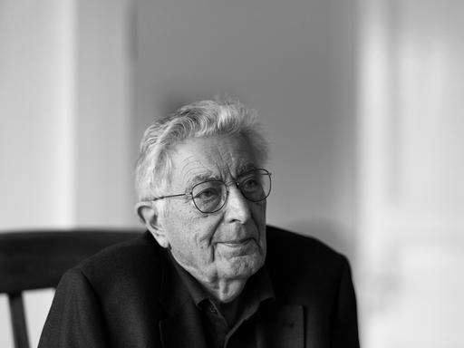 Eine Porträtaufnahme von Gerhart Rudolf Baum, der 2025 gestorben ist. 
