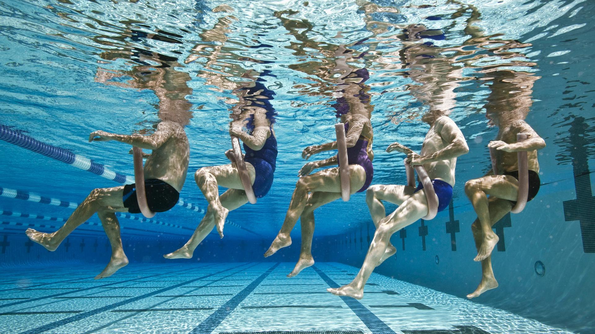 Aufnahme einer Gruppe von Menschen unter Wasser, die Aquagymnastik praktizieren