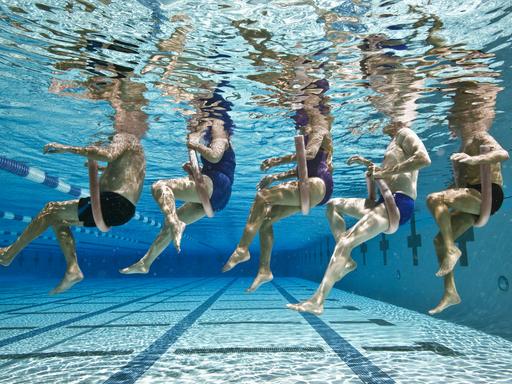 Aufnahme einer Gruppe von Menschen unter Wasser, die Aquagymnastik praktizieren