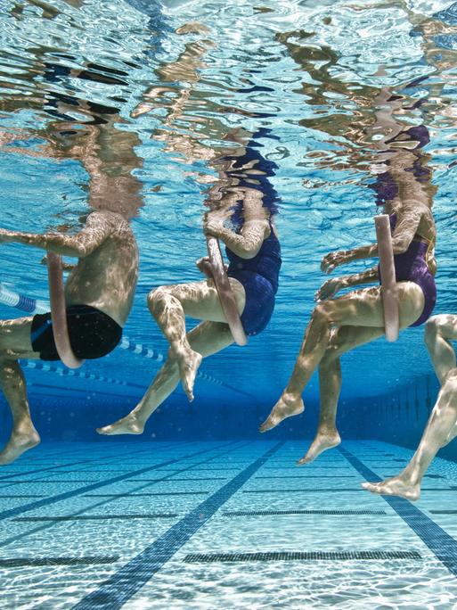 Aufnahme einer Gruppe von Menschen unter Wasser, die Aquagymnastik praktizieren