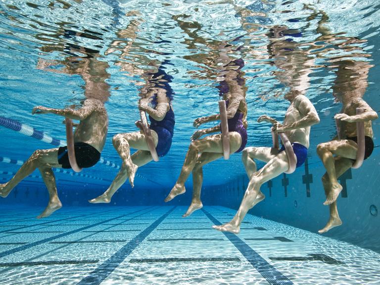 Aufnahme einer Gruppe von Menschen unter Wasser, die Aquagymnastik praktizieren