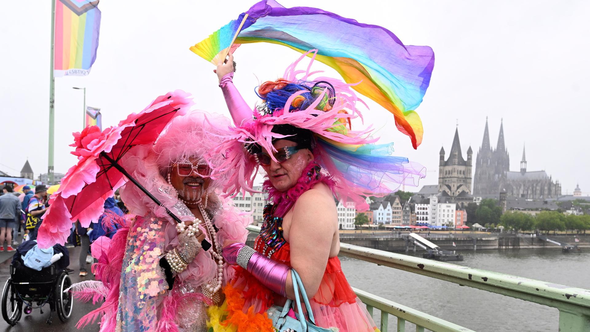 Teilnehmer des Christopher-Street-Day (CSD) Umzugs in Köln mit bunten Outfits zelebrieren ihren Protest in den Straßen der Stadt. Teilnehmer des Christopher-Street-Day (CSD) Umzugs in Köln mit bunten Outfits zelebrieren ihren Protest in den Straßen der Stadt.