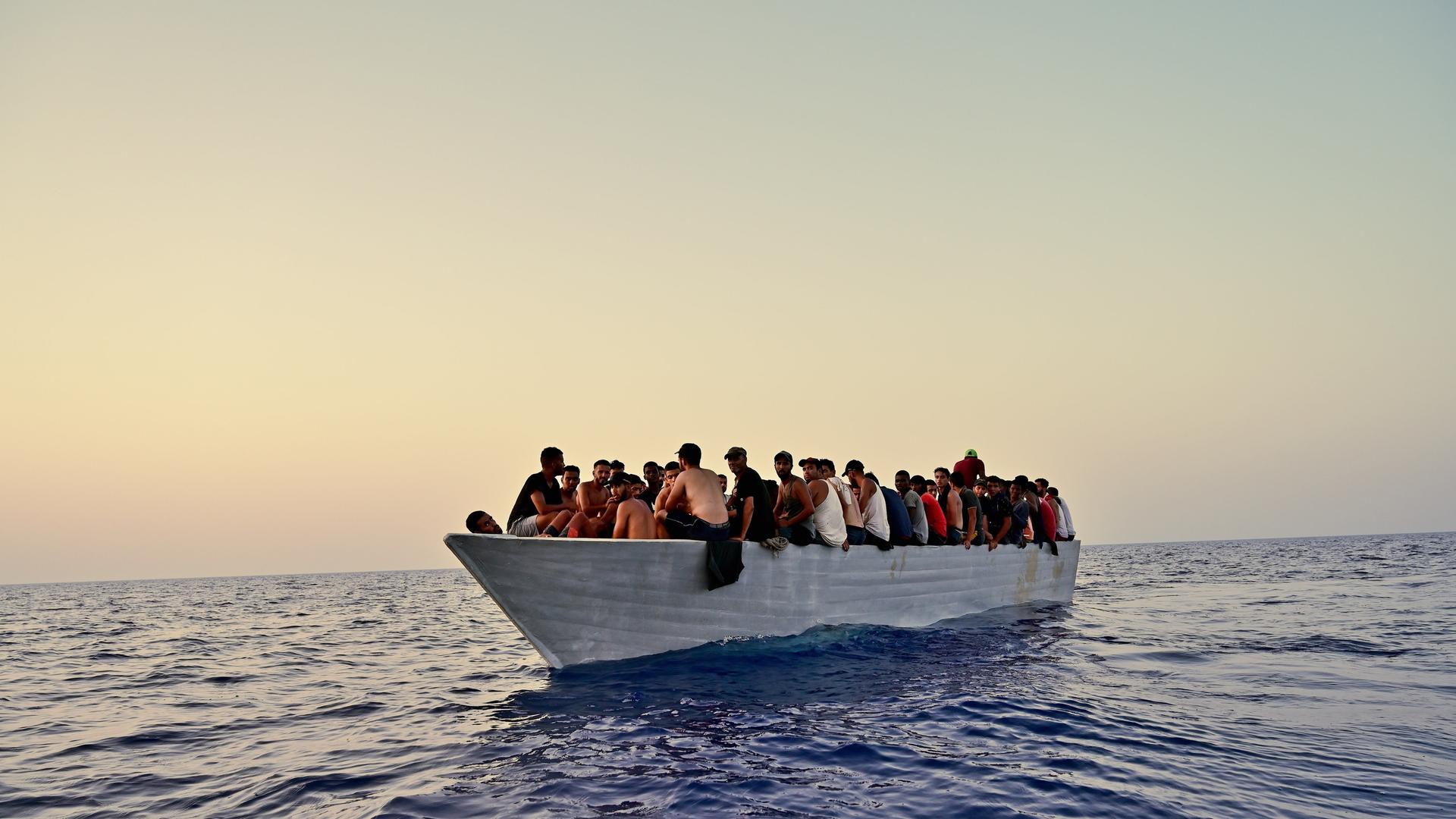 Ein Holzboot mit etwa 100 Menschen versucht die gefährliche Überfahrt nach Italien. 