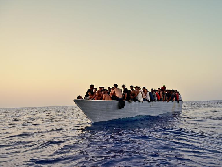 Ein Holzboot mit etwa 100 Menschen versucht die gefährliche Überfahrt nach Italien. 