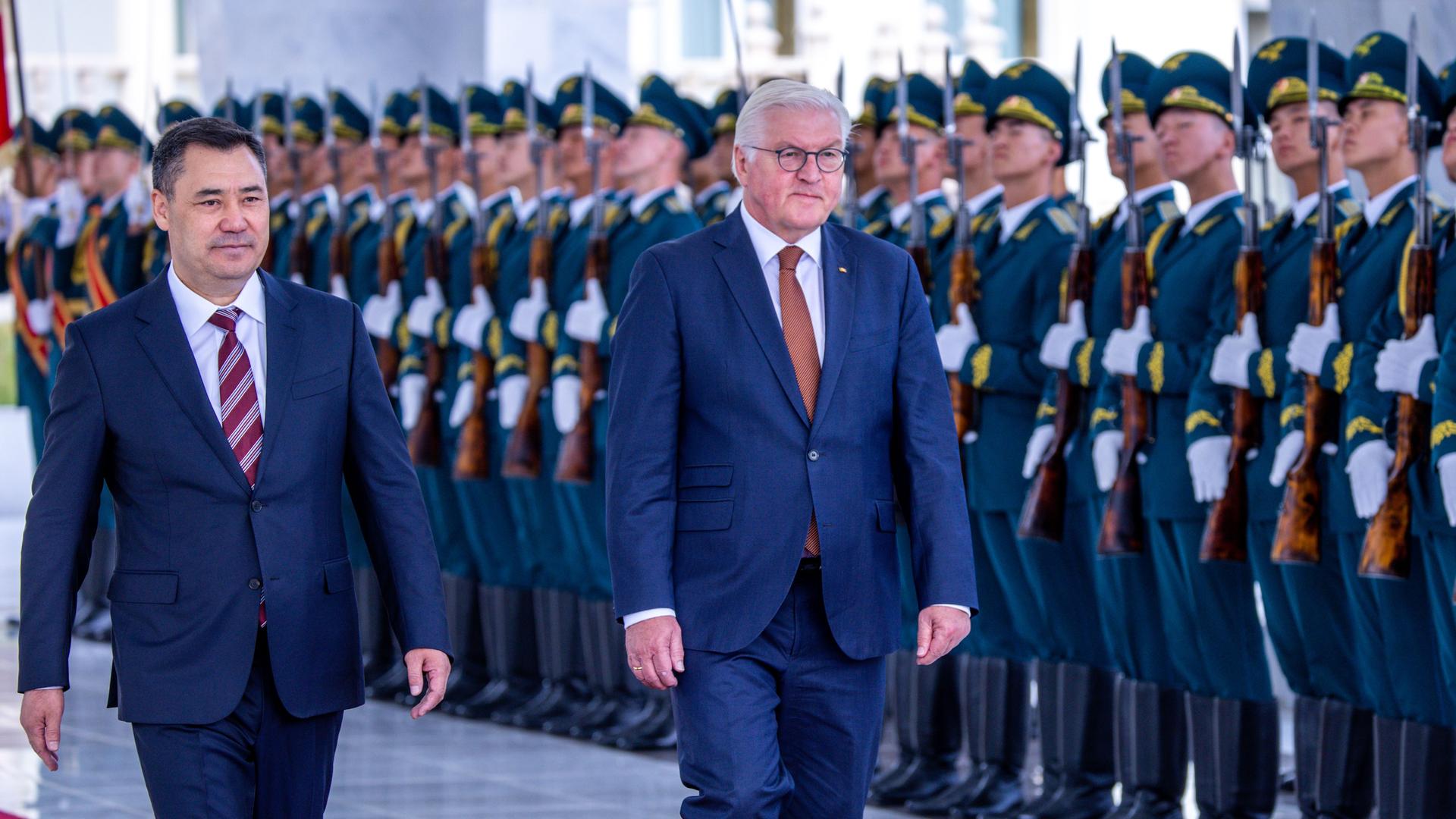 Kirgistan, Bischkek: Bundespräsident Frank-Walter Steinmeier (r) wird bei seinem Besuch in Kirgistan von Sadir Dschaparov (l), Präsidenten der Kirgisischen Republik, mit militärischen Ehren im Präsidentenpalast begrüßt.