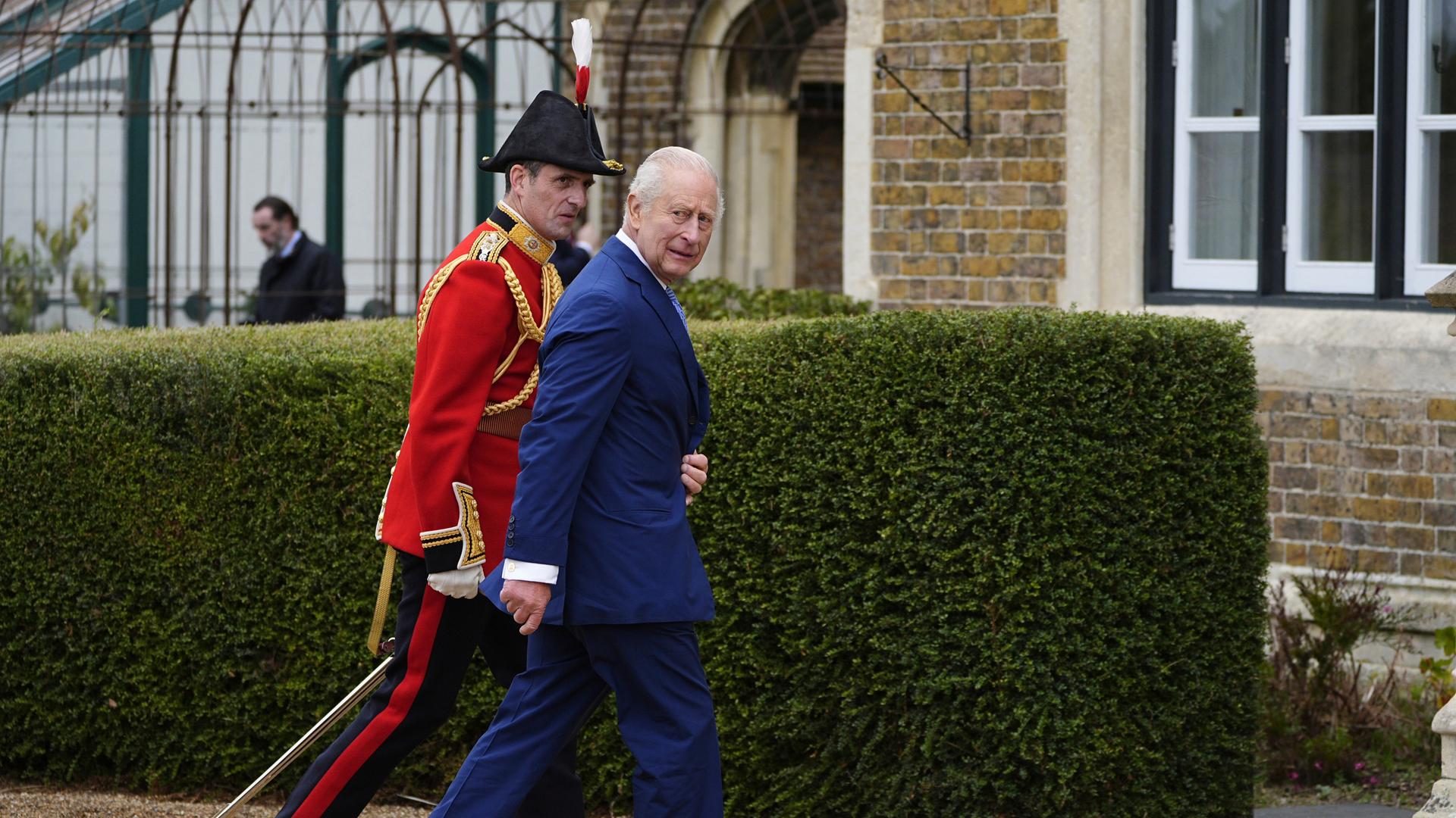 Der britische König Charles III. vor der Ankunft von Präsident Donald Trump und First Lady Melania Trump auf Schloss Windsor in Windsor, England.