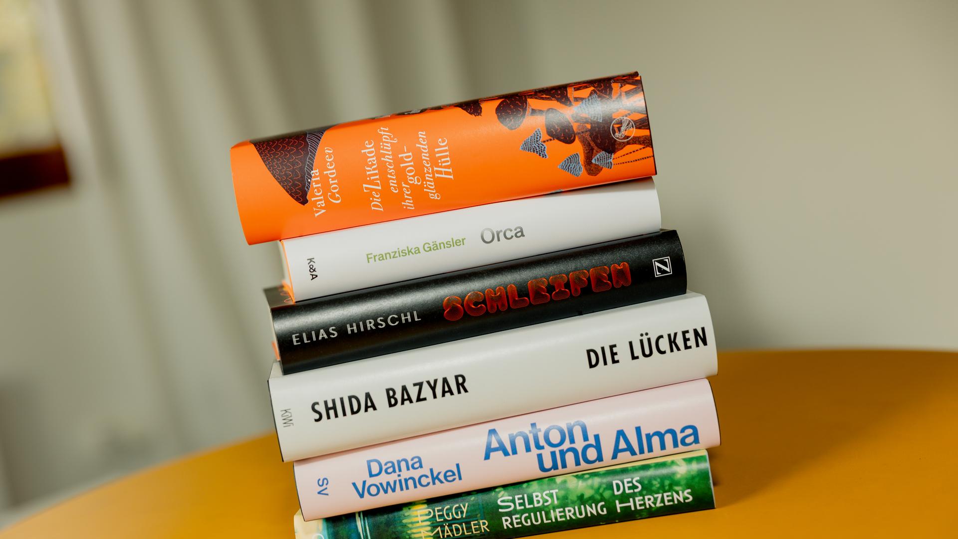 Die Bücher, die es auf die Shortlist geschafft haben, liegen auf einem Stapel. Die Bücher, die es auf die Shortlist geschafft haben, liegen auf einem Stapel.