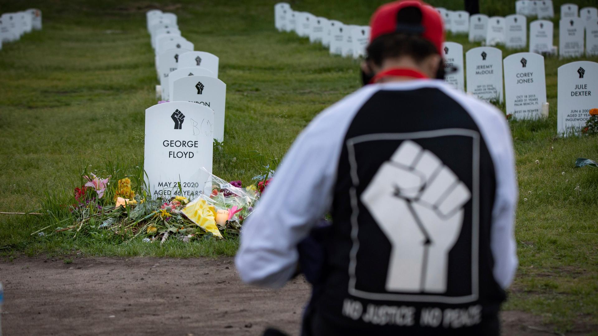 Ein Mann sitzt auf dem "Say their names"-Friedhof in Minneapolis.