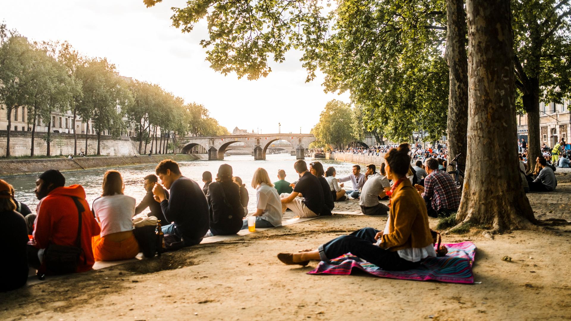 Paris, 19.05.23: Buntes Treiben bei guten Wetter an der Seine, Menschen sitzen entspannt am Ufer. Paris, 19.05.23: Buntes Treiben bei guten Wetter an der Seine, Menschen sitzen entspannt am Ufer.