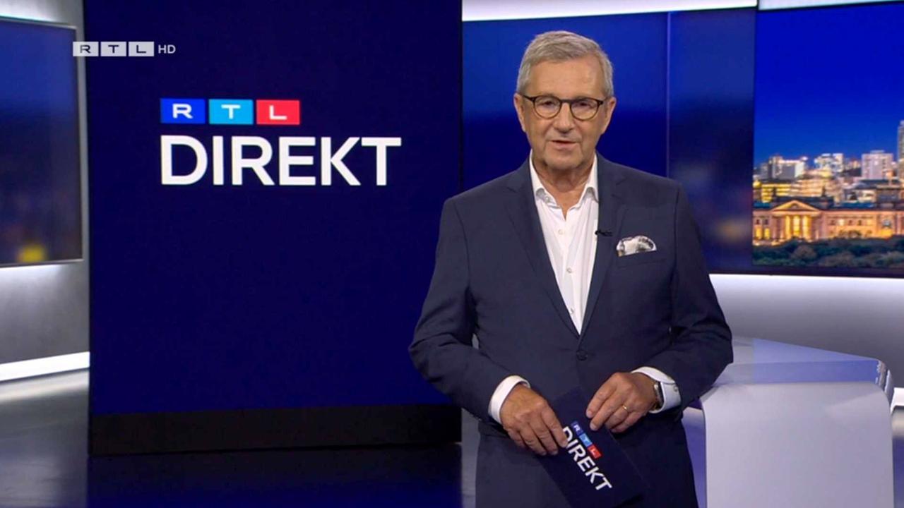 Köln: Das Standbild aus der Livesendung "RTL Direkt" vom 29. August 2024 zeigt den Nachrichtenmann Jan Hofer bei der Moderation seiner letzten Sendung.