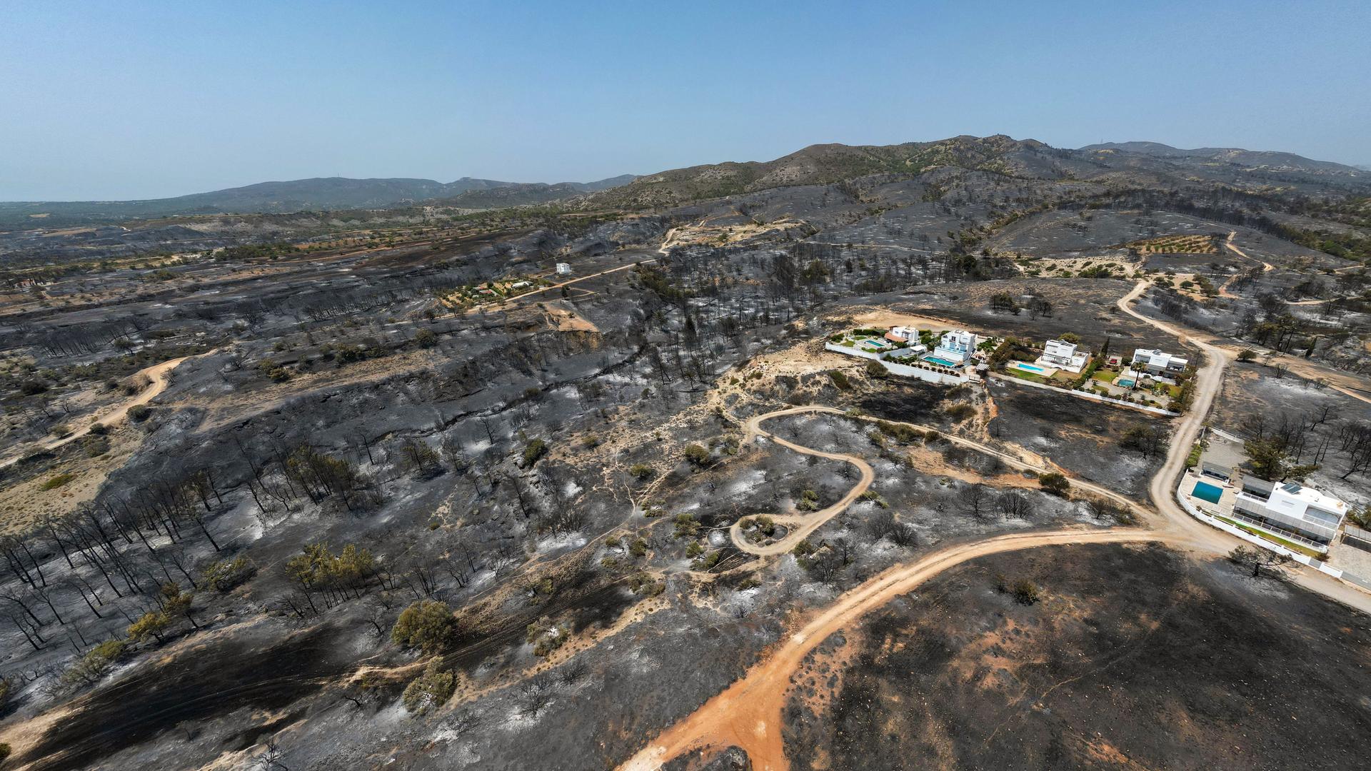 Luftbilder aus der Ortschaft Gennadi auf Rhodos zeigen die Spuren des Feuers. Sie zeigen aber auch das Ergebnis der Brandbekämpfung durch Feuerwehr und Freiwillige, die Häuser haben kaum Schaden erlitten.