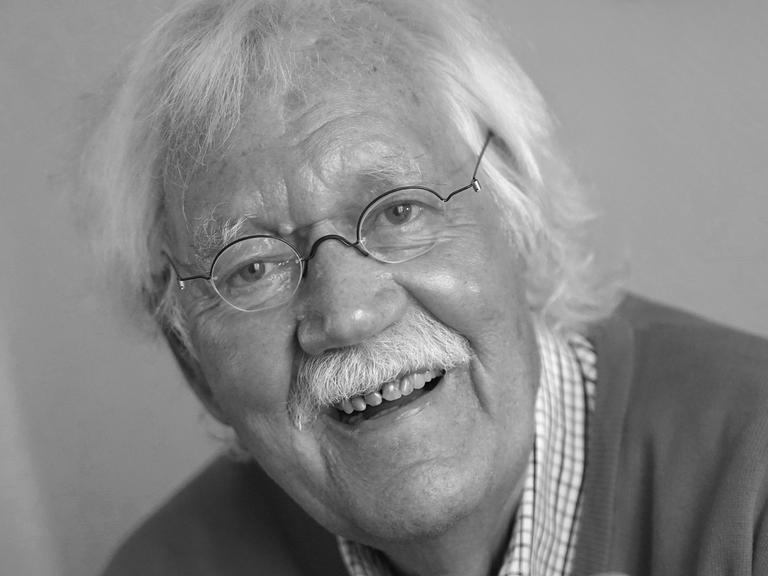 Ein schwarz-weißes Foto von Carlo von Tiedemann