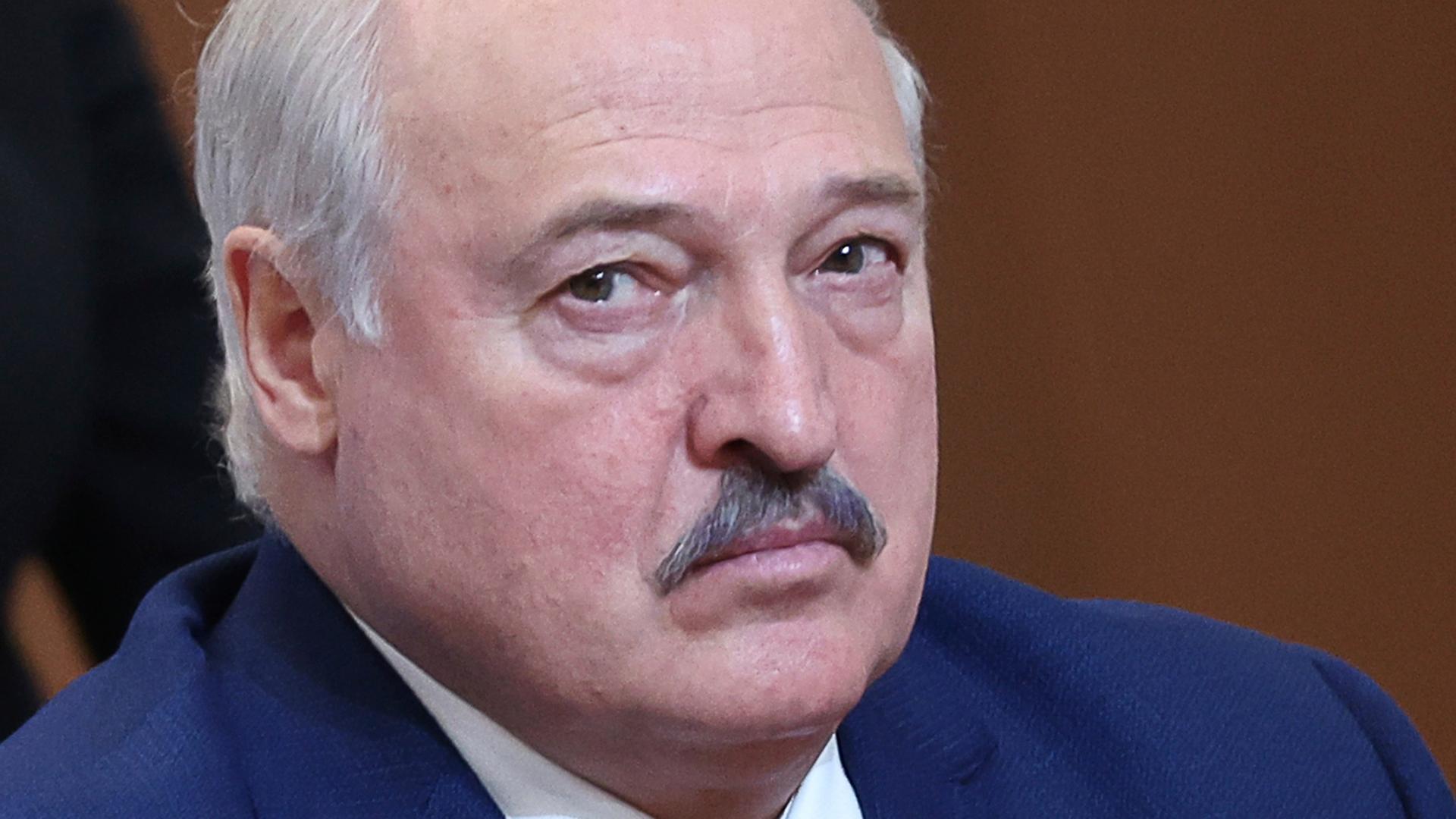 Kasachstan, Astana: Der Präsident von Belarus, Alexander Lukaschenko, schaut ernst. 