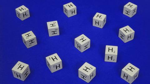 Würfel mit der Aufschrift "H2" auf blauem Hintergrund. 