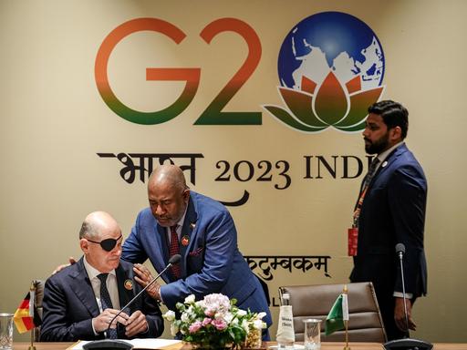 Bundeskanzler Olaf Scholz (l, SPD) nimmt mit Azali Assoumani von der Afrikanischen Union (AU) beim G20-Gipfel am Treffen mit afrikanischen und europäischen Regierungschefs teil. 