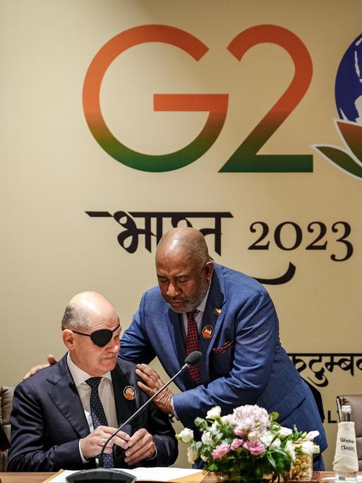 Bundeskanzler Olaf Scholz (l, SPD) nimmt mit Azali Assoumani von der Afrikanischen Union (AU) beim G20-Gipfel am Treffen mit afrikanischen und europäischen Regierungschefs teil. 