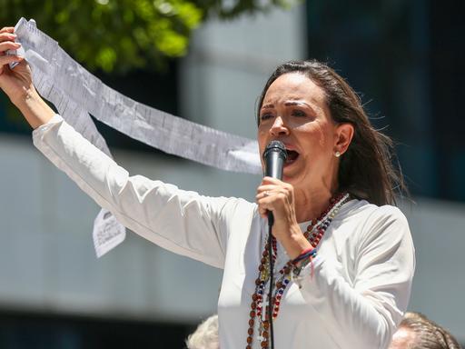 María Corina Machado bei einer Demonstration aus Protest gegen Wahlbetrug bei der Präsidentenwahl 2024 in Venezuela.