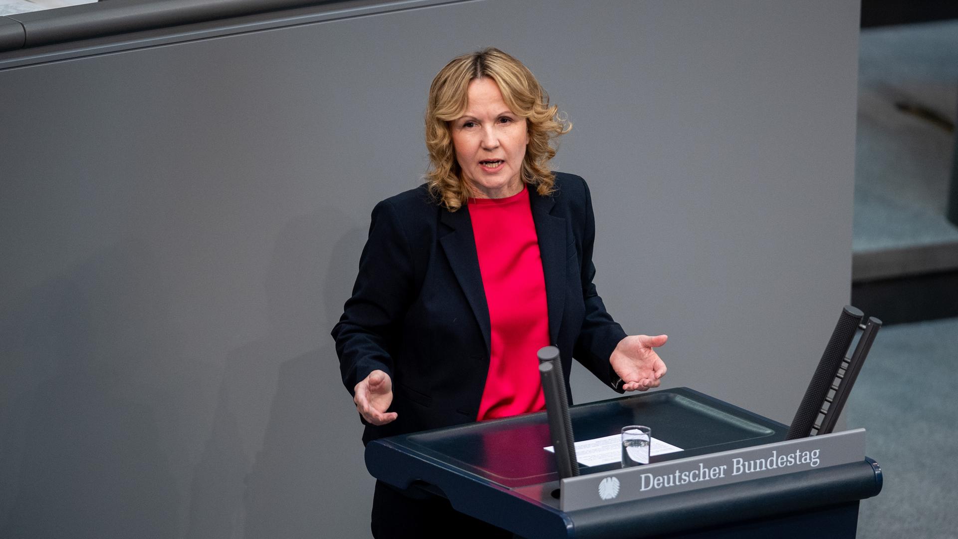 Bundesumweltministerin Steffi Lemke spricht im Plenarsaal des Bundestags zu den Abgeordneten. 