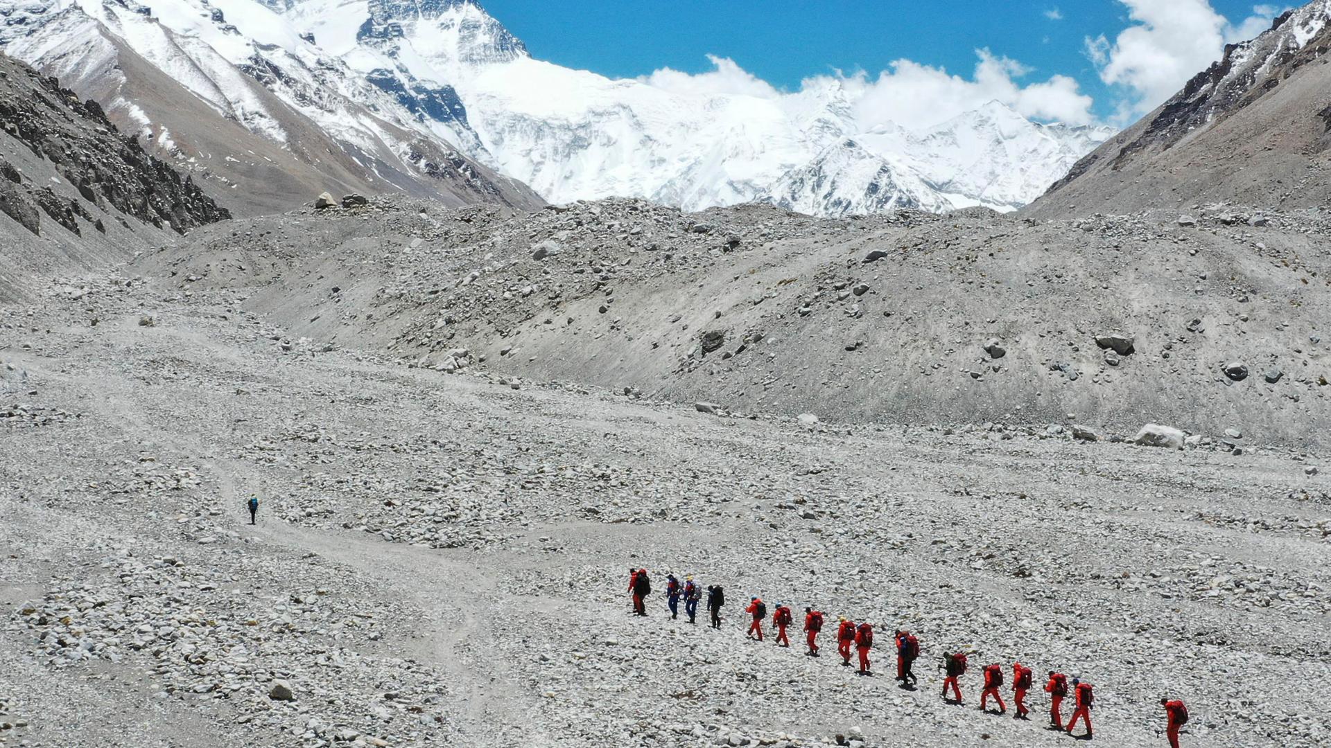 Auf diesem von der Nachrichtenagentur Xinhua veröffentlichten Luftbild wandern chinesische Vermessungsingenieure vom Basislager auf dem Berg Qomolangma in einer Höhe von 5.200 Metern zu einem höheren Punkt. 