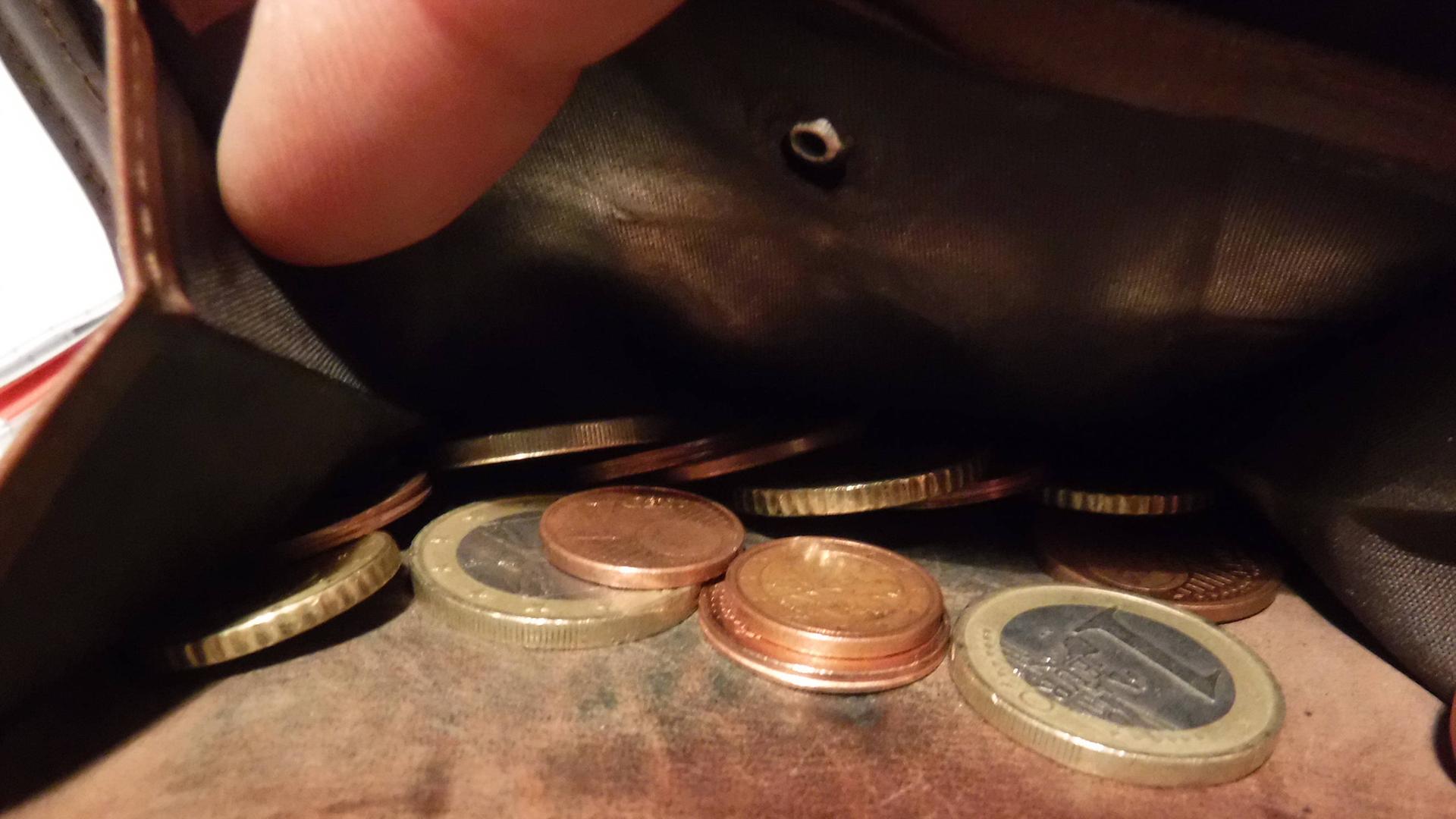 Geldbörse mit ein paar Münzen 