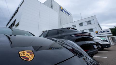 Vor der Zentrale des Batterieherstellers Varta steht ein Porsche.