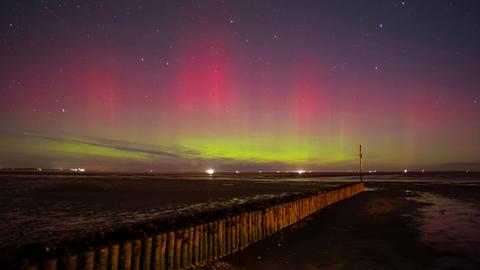 Polarlichter leuchten über dem Strand von Hooksiel im Landkreis Friesland.