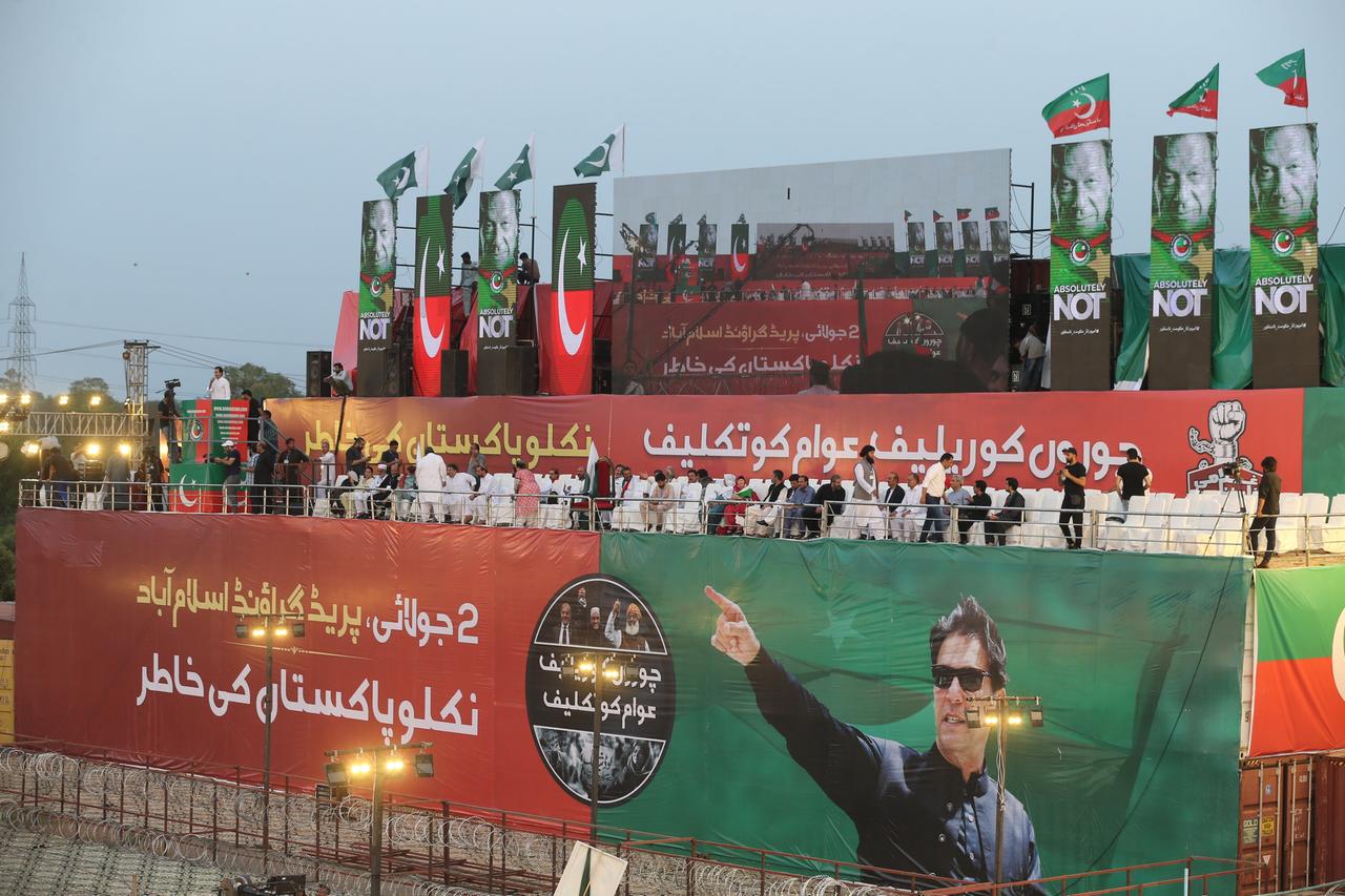 Riesige Rednertribüne mit dem Bild des ehemaligen Premierministers von Pakistan, Imran Khan, während der Proteste gegen Inflation, steigende Ölpreise, Stromausfälle und politische Instabilität.