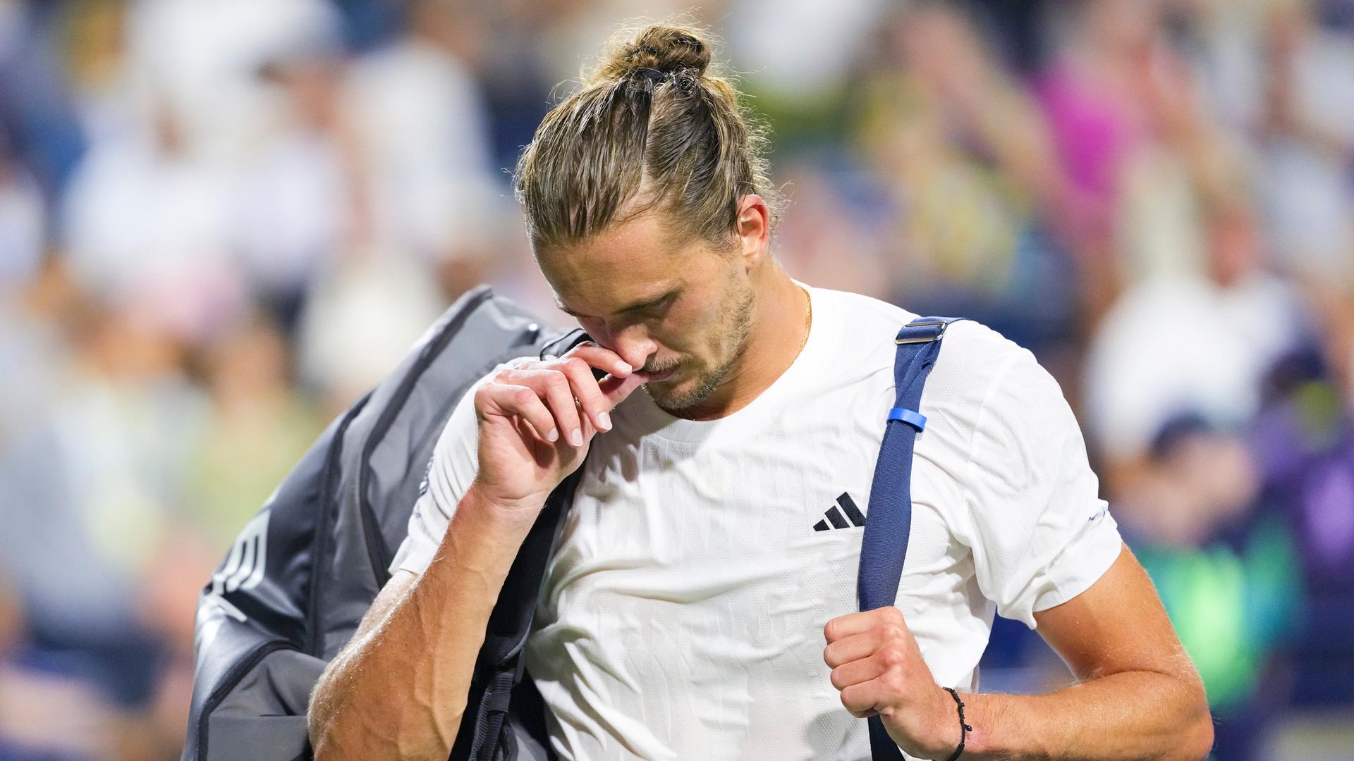 Alexander Zverev verlässt den Platz nach seiner Niederlage in Toronto. Alexander Zverev verlässt den Platz nach seiner Niederlage in Toronto.