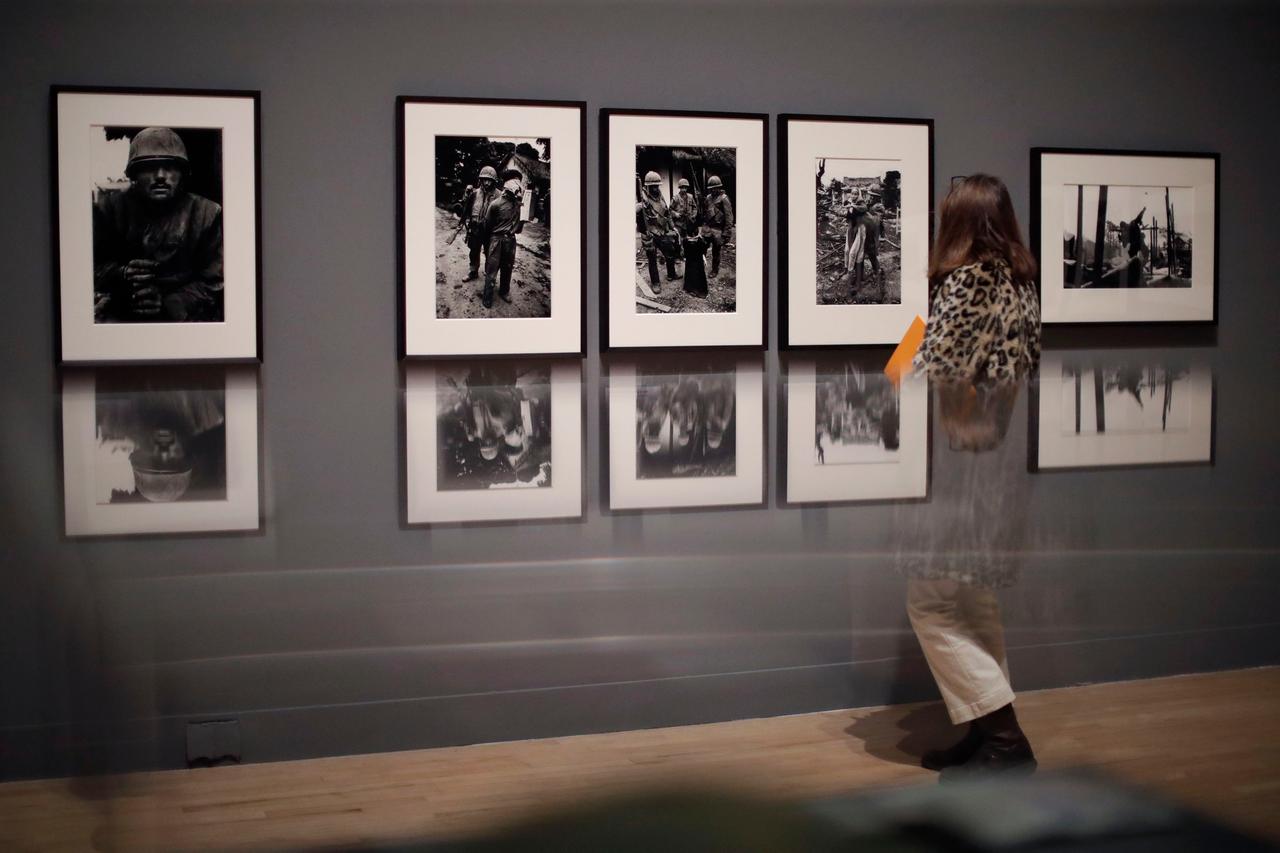 Eine Besucherin des Tate Britain betrachtet Fotografien von Don McCullin.