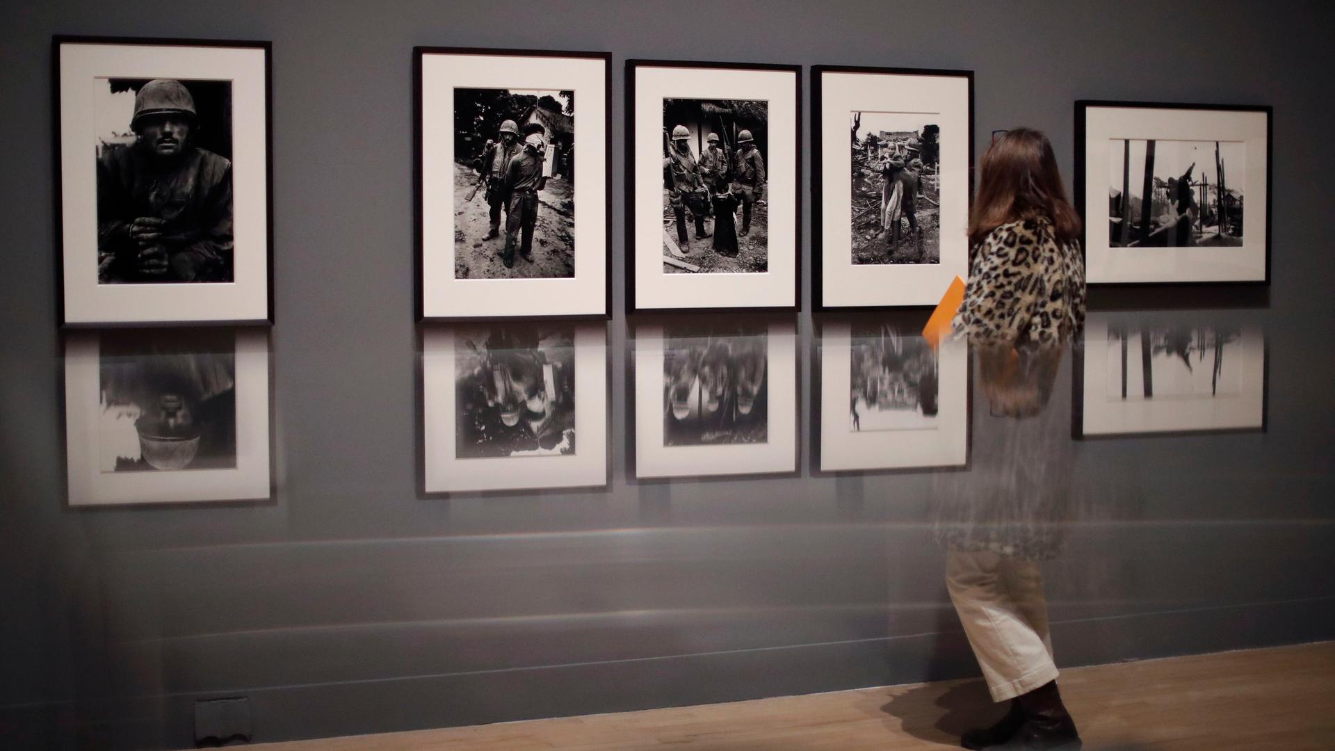 Eine Besucherin des Tate Britain betrachtet Fotografien von Don McCullin. Eine Besucherin des Tate Britain betrachtet Fotografien von Don McCullin.