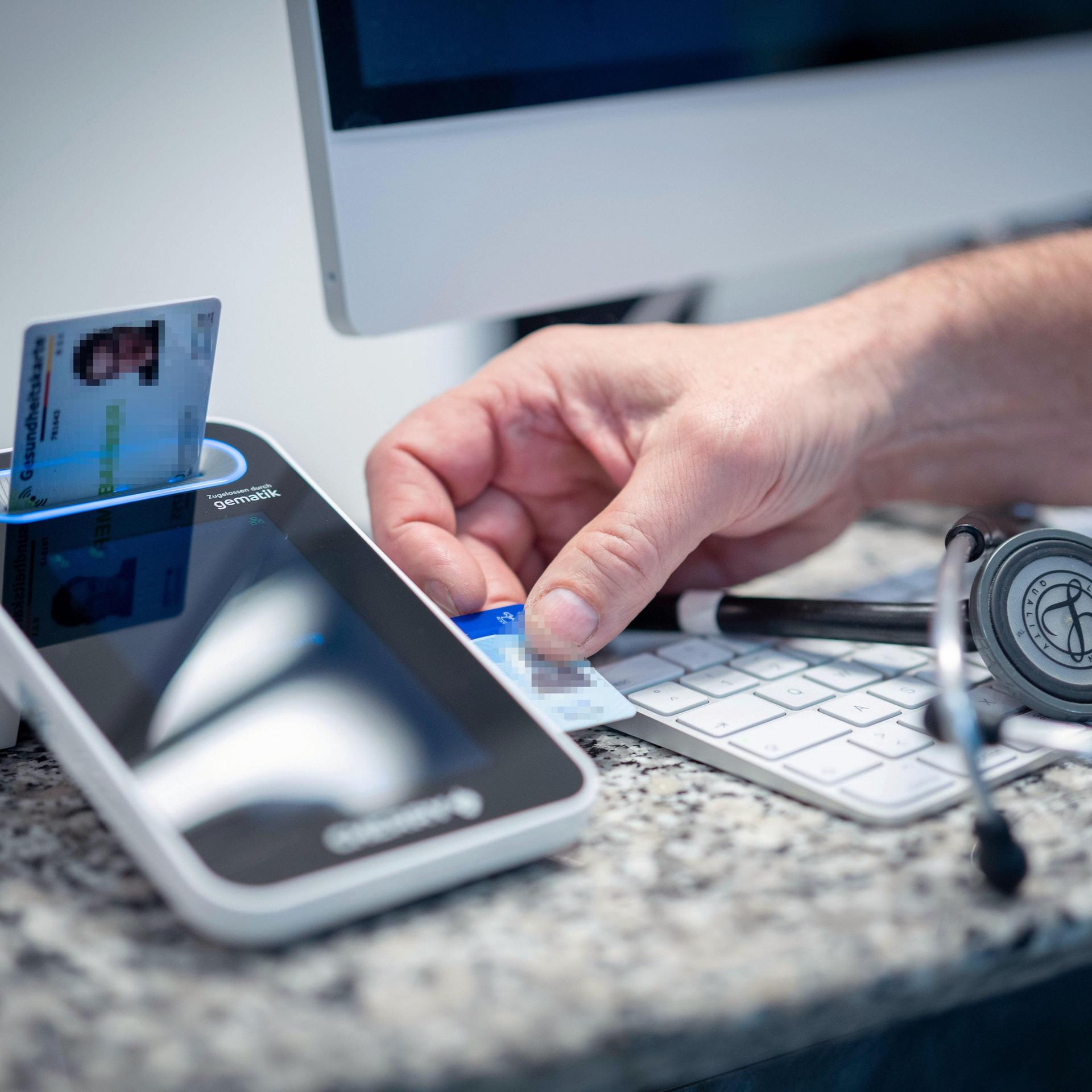 Lesegerät für die Elektronische Patientenakte (ePA) beim Hausarzt.