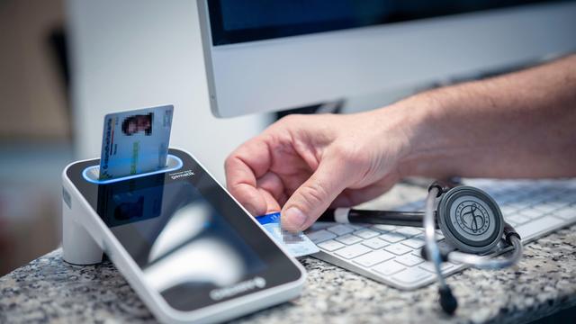 Lesegerät für die Elektronische Patientenakte (ePA) beim Hausarzt.