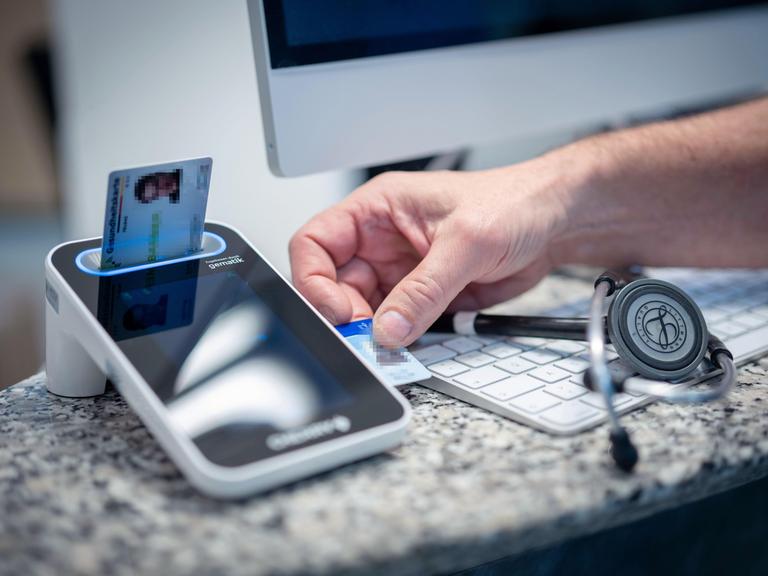 Lesegerät für die Elektronische Patientenakte (ePA) beim Hausarzt.