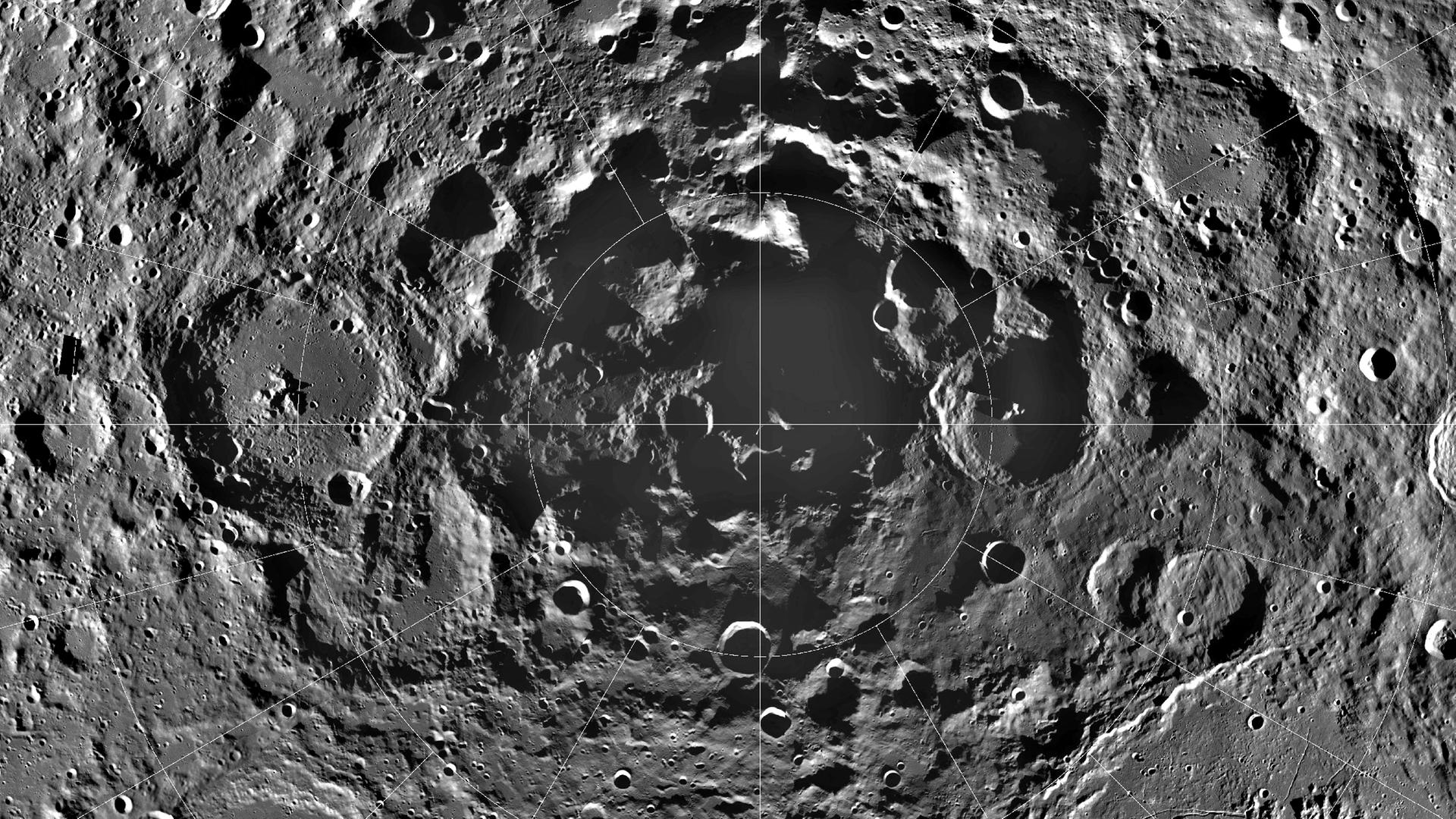 Der Mondsüdpol ist Ziel vieler Raumfahrtprojekte: Dort gibt es eisige Krater, die stets im Dunkeln liegen – und Bergspitzen, die fast immer von der Sonne beschienen sind.

