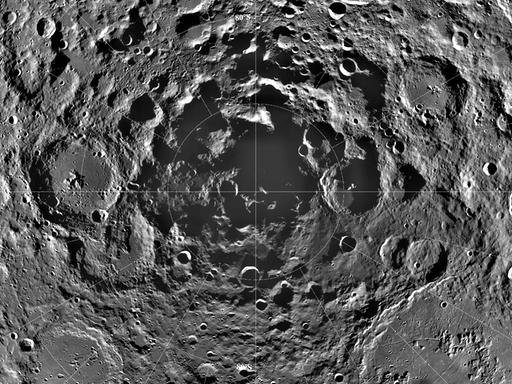 Blick auf die Kraterlandschaft der Oberfläche des Mondes.