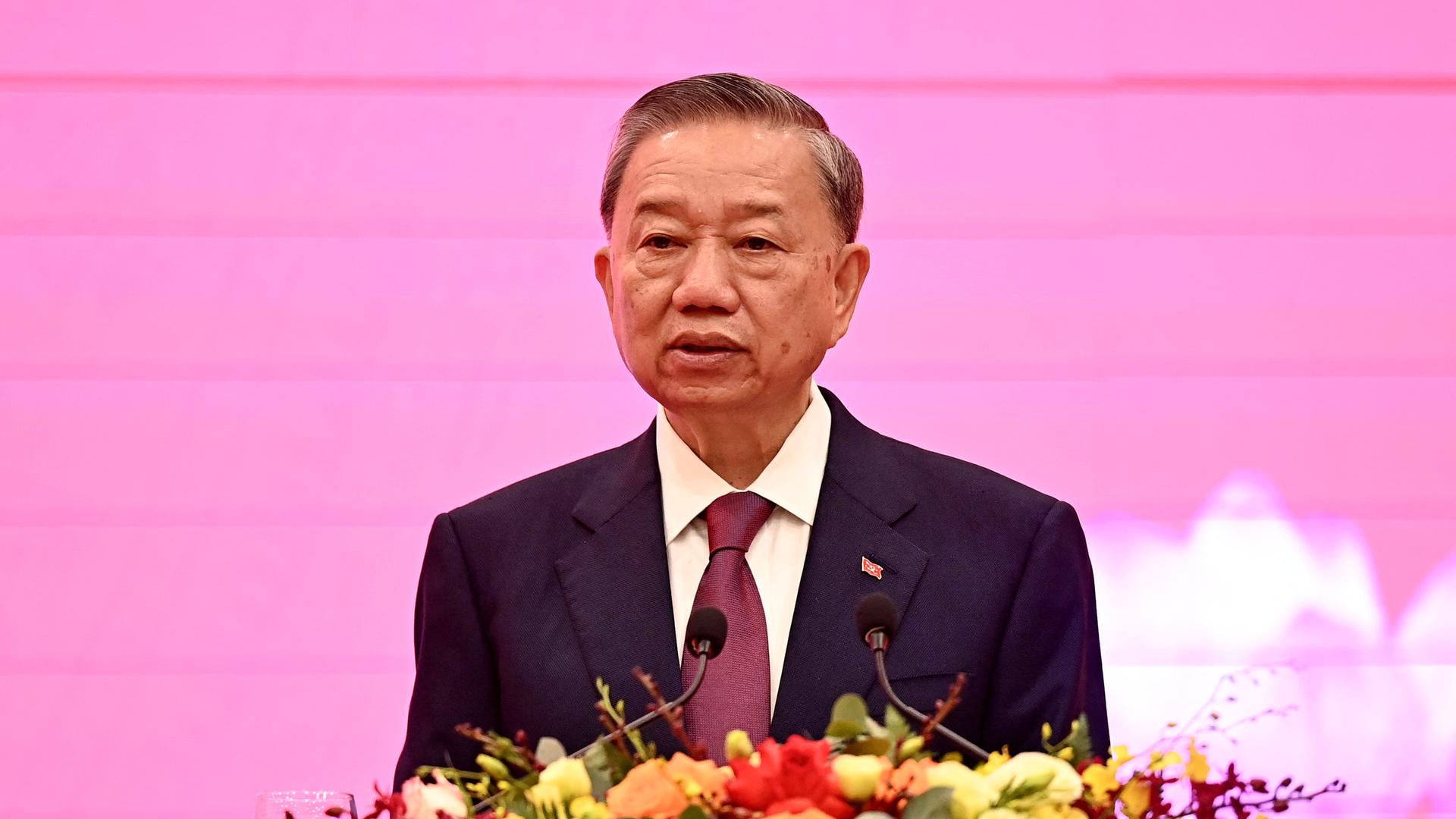 Das Bild zeigt den vietnamesischen Politiker To Lam an einem Rednerpult.