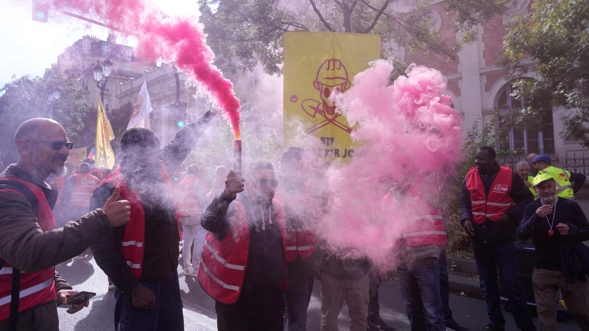 Gewerkschafter zünden bei Protesten gegen die geschäftsführende Regierung bengalische Fackeln. 